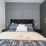 Paradise Boutique Deluxe - Center - Steps To Ivy * Leeds (West Yorkshire)