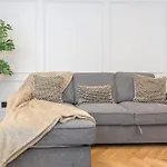 Paradise Boutique Deluxe - Center - Steps To Ivy *