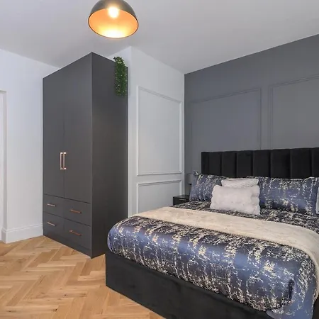 Paradise Boutique Deluxe - Center - Steps To Ivy Лидс