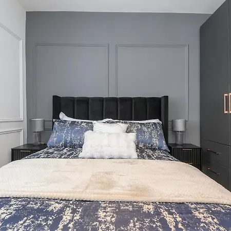 Paradise Boutique Deluxe - Center - Steps To Ivy * Leeds (West Yorkshire)