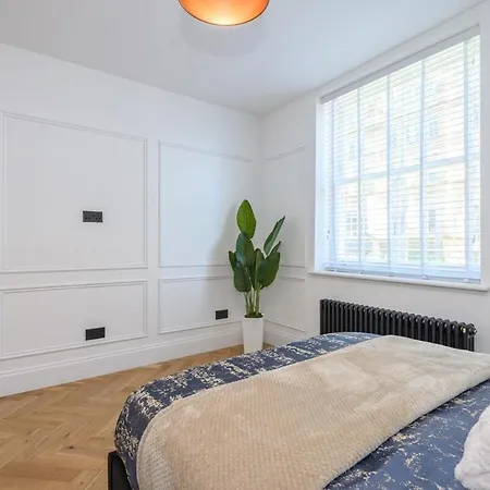 Апартаменты Paradise Boutique Deluxe - Center - Steps To Ivy *