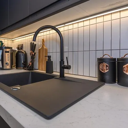 Paradise Boutique Deluxe - Center - Steps To Ivy * Leeds (West Yorkshire)