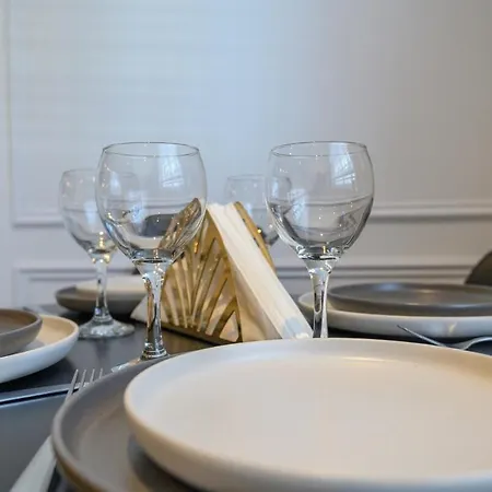 Апартаменты Paradise Boutique Deluxe - Center - Steps To Ivy