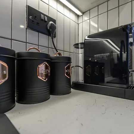 Апартаменты Paradise Boutique Deluxe - Center - Steps To Ivy *