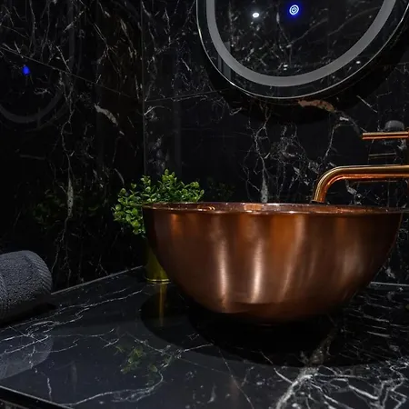 Paradise Boutique Deluxe - Center - Steps To Ivy *