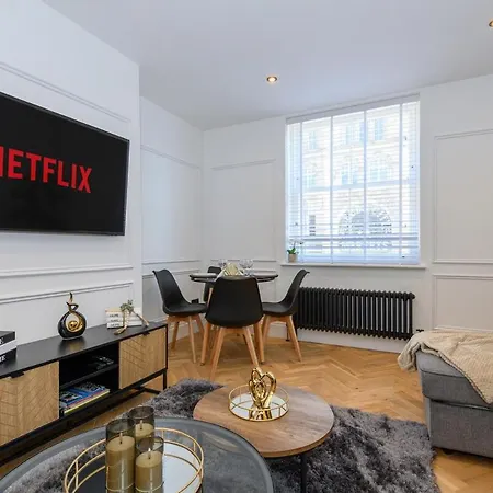 Paradise Boutique Deluxe - Center - Steps To Ivy Лидс