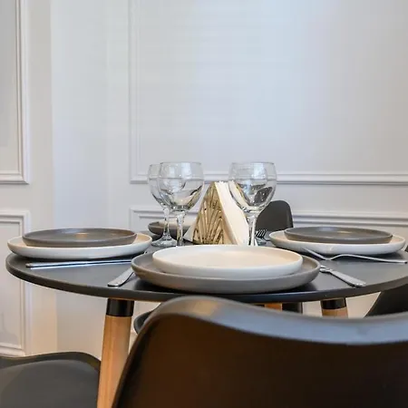 Paradise Boutique Deluxe - Center - Steps To Ivy * Leeds (West Yorkshire)