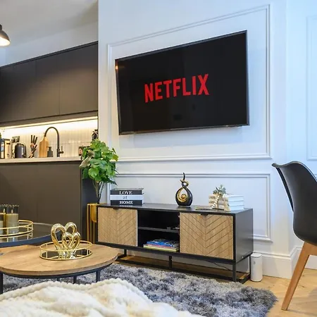 Paradise Boutique Deluxe - Center - Steps To Ivy