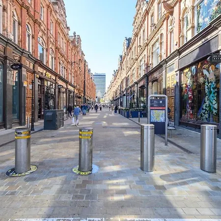 Paradise Boutique Deluxe - Center - Steps To Ivy *