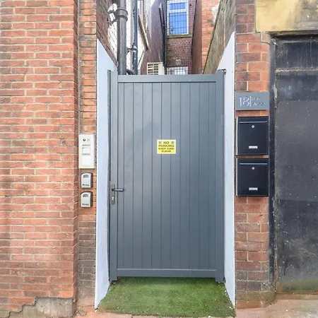 Апартаменты Paradise Boutique Deluxe - Center - Steps To Ivy