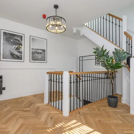 Paradise Boutique Deluxe - Center - Steps To Ivy Leeds (West Yorkshire)