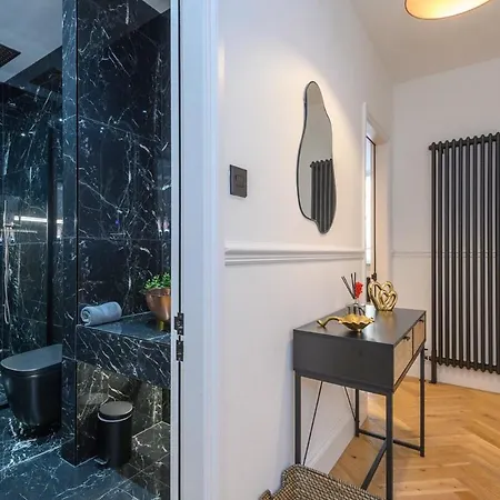 Paradise Boutique Deluxe - Center - Steps To Ivy Apartment