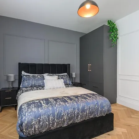 Paradise Boutique Deluxe - Center - Steps To Ivy *