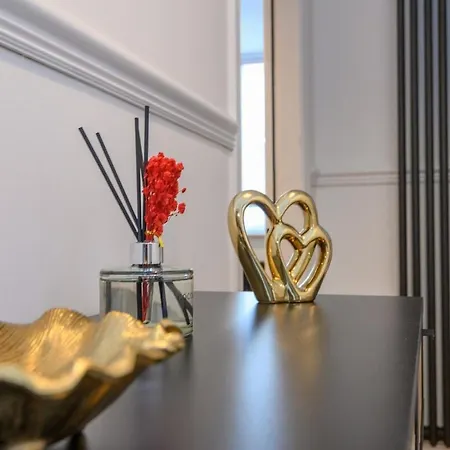 Paradise Boutique Deluxe - Center - Steps To Ivy