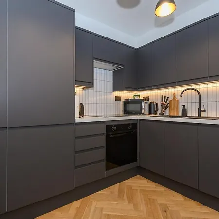 Paradise Boutique Deluxe - Center - Steps To Ivy Leeds (West Yorkshire)