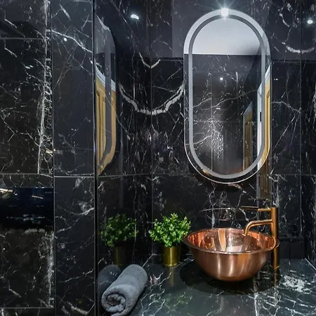 Paradise Boutique Deluxe - Center - Steps To Ivy