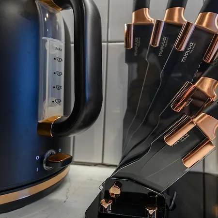 Paradise Boutique Deluxe - Center - Steps To Ivy *