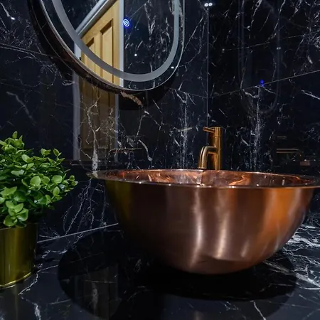 Paradise Boutique Deluxe - Center - Steps To Ivy * Лидс