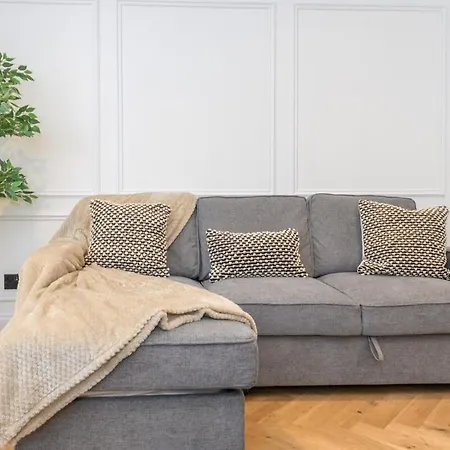 Paradise Boutique Deluxe - Center - Steps To Ivy *