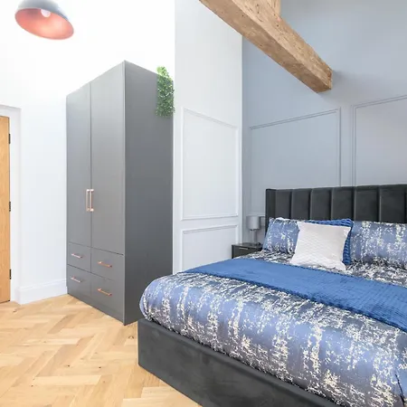 Paradise Boutique Deluxe - Center - Steps To Ivy * Leeds (West Yorkshire)