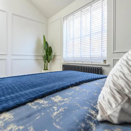 Апартаменты Paradise Boutique Deluxe - Center - Steps To Ivy