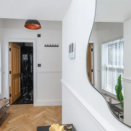 Апартаменты Paradise Boutique Deluxe - Center - Steps To Ivy *