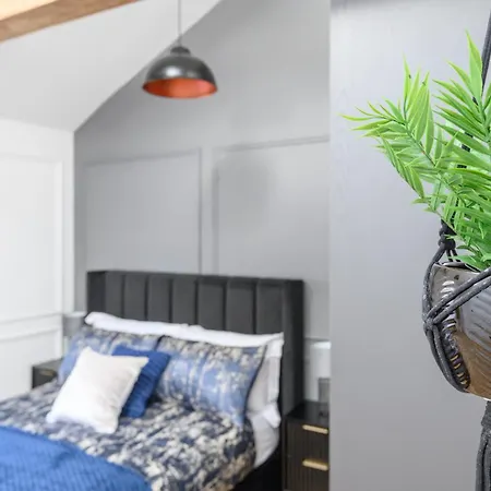 Апартаменты Paradise Boutique Deluxe - Center - Steps To Ivy *