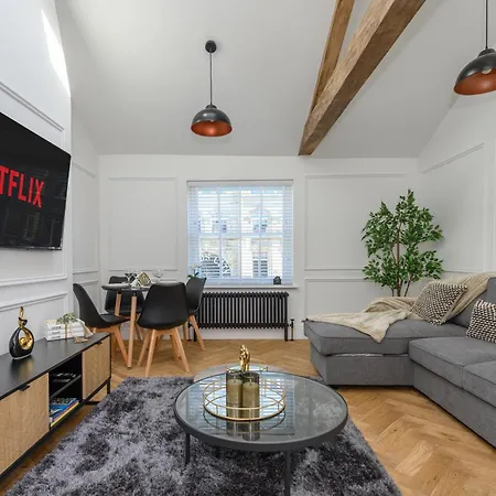 Апартаменты Paradise Boutique Deluxe - Center - Steps To Ivy *