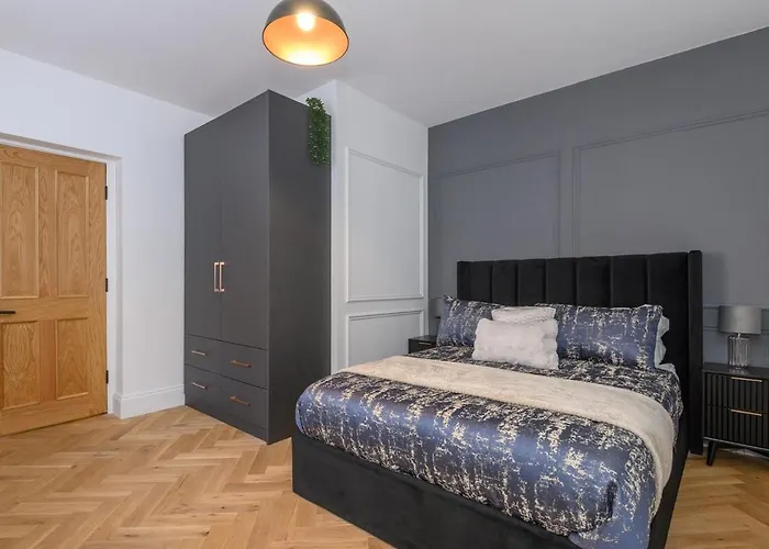 Paradise Boutique Deluxe - Center - Steps To Ivy Leeds (West Yorkshire)