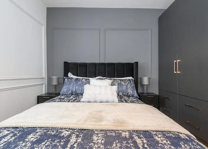 Paradise Boutique Deluxe - Center - Steps To Ivy * Leeds (West Yorkshire)