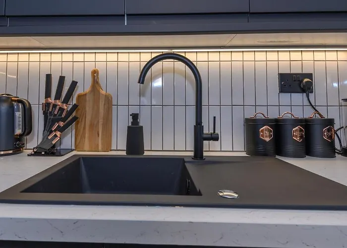 Paradise Boutique Deluxe - Center - Steps To Ivy