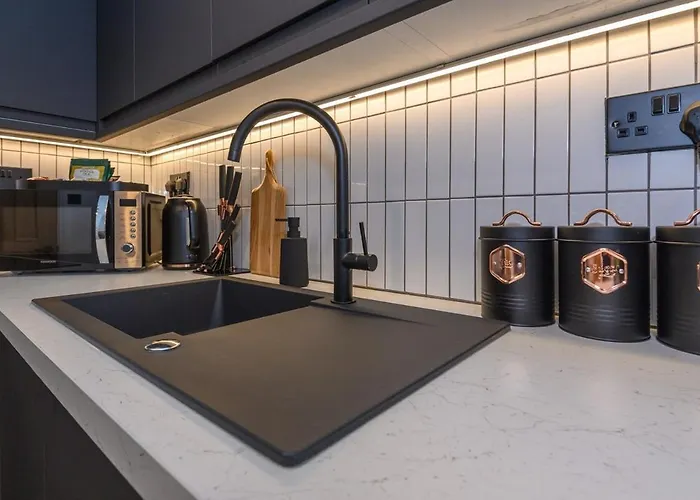 Paradise Boutique Deluxe - Center - Steps To Ivy * Leeds (West Yorkshire)