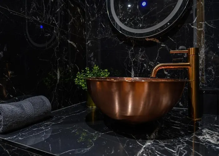 Paradise Boutique Deluxe - Center - Steps To Ivy *