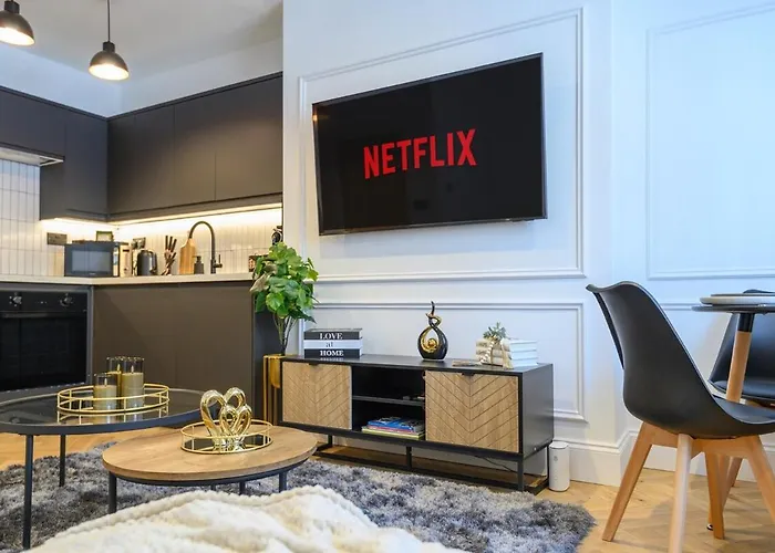 Paradise Boutique Deluxe - Center - Steps To Ivy