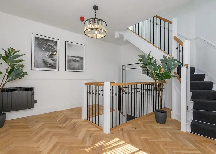 Paradise Boutique Deluxe - Center - Steps To Ivy Leeds (West Yorkshire)