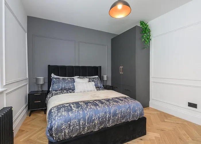 Paradise Boutique Deluxe - Center - Steps To Ivy *