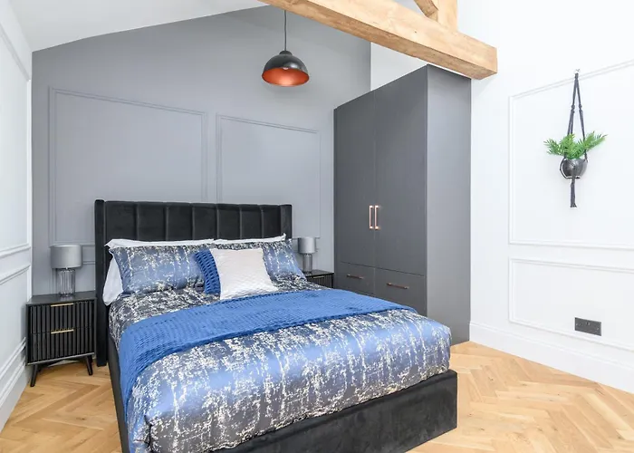 Paradise Boutique Deluxe - Center - Steps To Ivy Leeds (West Yorkshire)