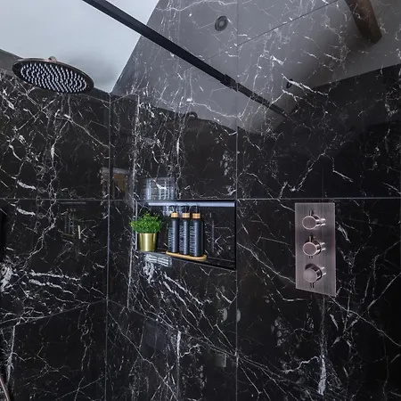 Paradise Boutique Deluxe - Center - Steps To Ivy * Leeds (West Yorkshire)