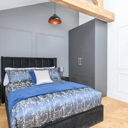 Paradise Boutique Deluxe - Center - Steps To Ivy Leeds (West Yorkshire)