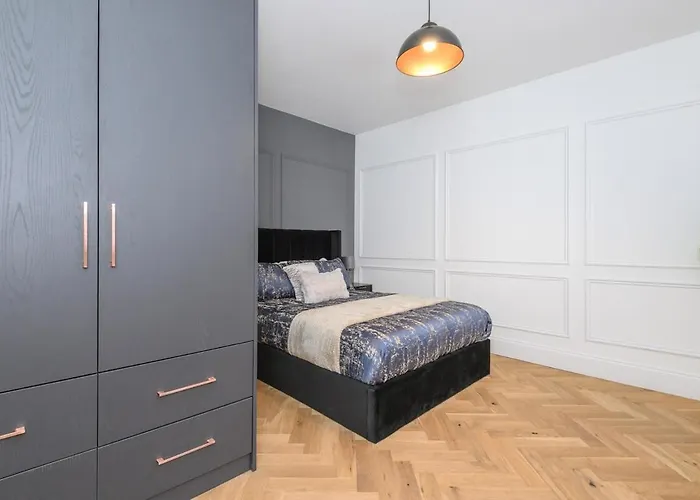 Paradise Boutique Deluxe - Center - Steps To Ivy * Leeds (West Yorkshire)