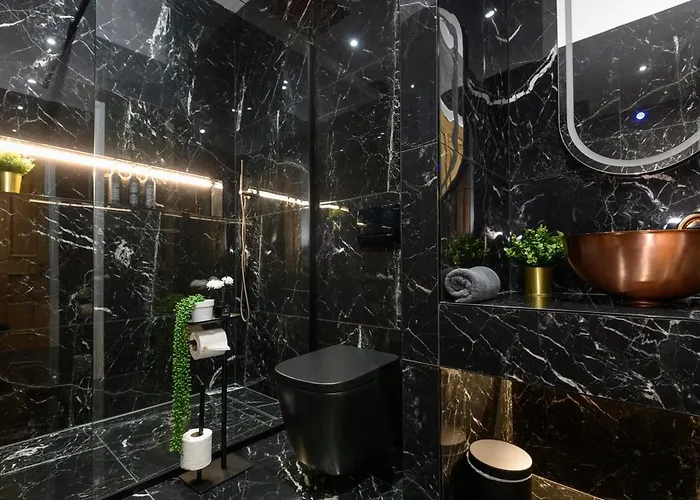 Paradise Boutique Deluxe - Center - Steps To Ivy Leeds (West Yorkshire)