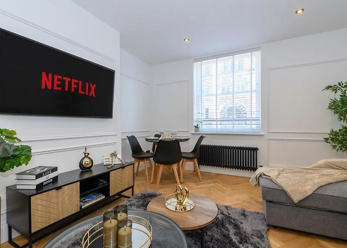 Paradise Boutique Deluxe - Center - Steps To Ivy Leeds (West Yorkshire)