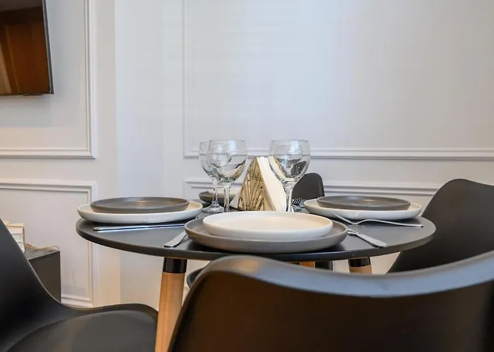 Paradise Boutique Deluxe - Center - Steps To Ivy * Leeds (West Yorkshire)