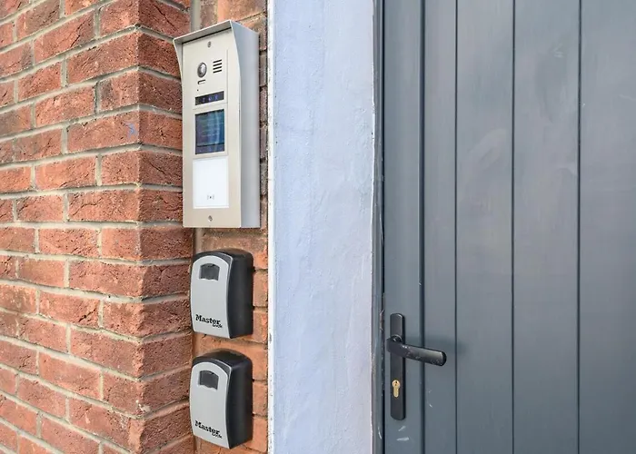 Paradise Boutique Deluxe - Center - Steps To Ivy *