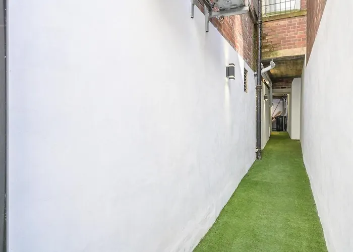 Paradise Boutique Deluxe - Center - Steps To Ivy