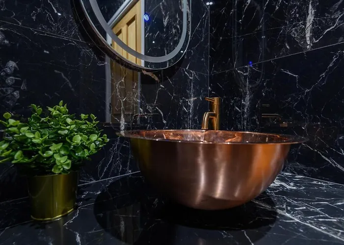 Paradise Boutique Deluxe - Center - Steps To Ivy * Leeds (West Yorkshire)