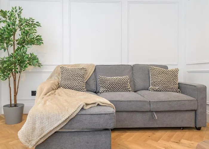 Paradise Boutique Deluxe - Center - Steps To Ivy *