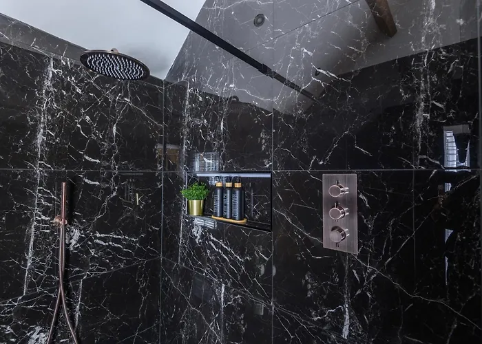 Paradise Boutique Deluxe - Center - Steps To Ivy * Leeds (West Yorkshire)