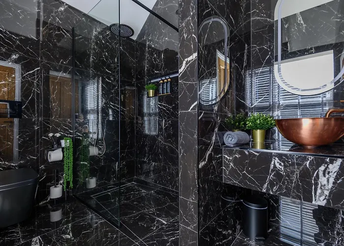 Paradise Boutique Deluxe - Center - Steps To Ivy Leeds (West Yorkshire)