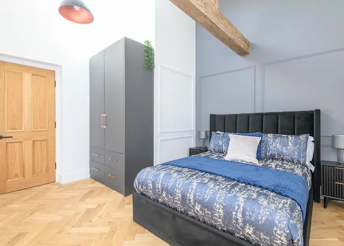 Paradise Boutique Deluxe - Center - Steps To Ivy * Leeds (West Yorkshire)